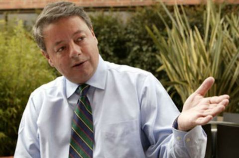 "Ninguno de los candidatos del Centro Democrático le llega a los tobillos a Santos"