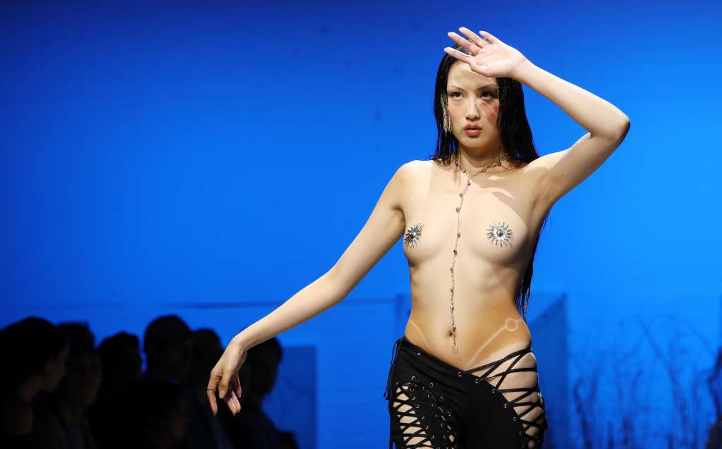 London (United Kingdom), 13/09/2024.- A model presents a creation for Di Petsa catwalk show at London Fashion Week in London, Britain, 13 September 2024. London Fashion Weeks runs from 12 to 17 September 2024. (Moda, Reino Unido, Londres) EFE/EPA/ANDY RAIN