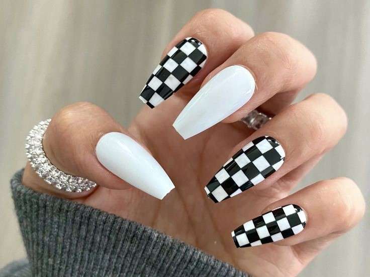 Este diseño se inspira en las pistas de carreras y es perfecto para las amantes de la velocidad.