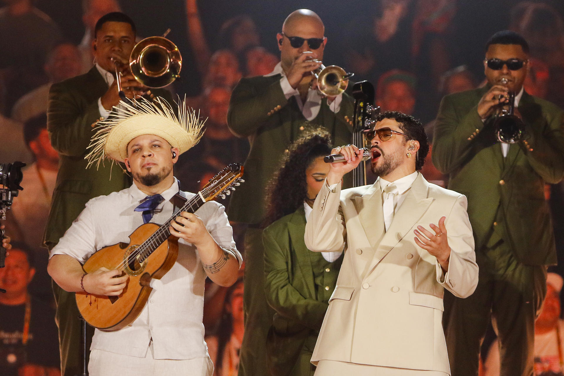 AME8181. MEDELLÍN (COLOMBIA), 24/01/2026.- El cantante puertorriqueño Bad Bunny se presenta este sábado, durante su segundo concierto de la gira 'Debí Tirar Más Fotos World Tour' en el estadio Atanasio Girardot en Medellín (Colombia). EFE/ STR