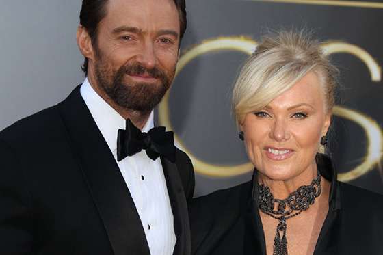 Hugh Jackman se disfraza para satisfacer a su mujer en la cama