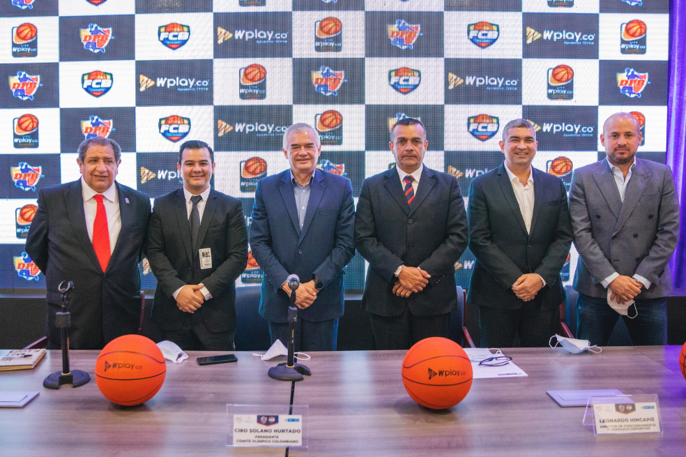 De izquierda a derecha: Jorge Armando García (Presidente de la Federación de Baloncesto),- Álvaro Gómez (Director de patrocinios de Wplay), Ciro Solano (Presidente del Cómite Olímpico Colombiano), Leonardo Hincapié (Director de posicionamiento y liderazgo del Ministerio del Deporte), Jhon Mario Tejada (Comisionado de la DPB), Jaime Parada (Presidente de Win Sports).
