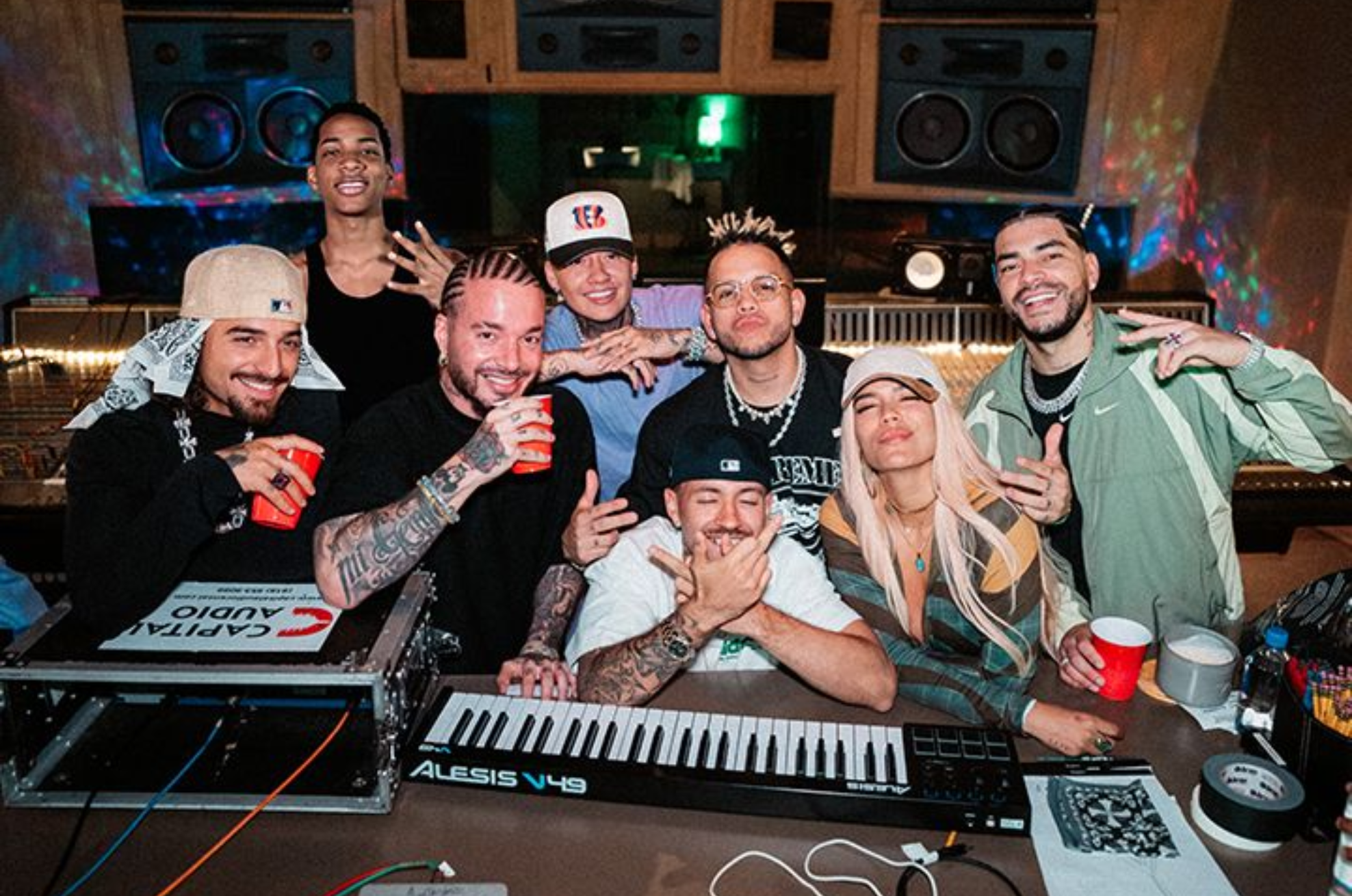Los artistas de música urbana se unieron para la canción "+57".