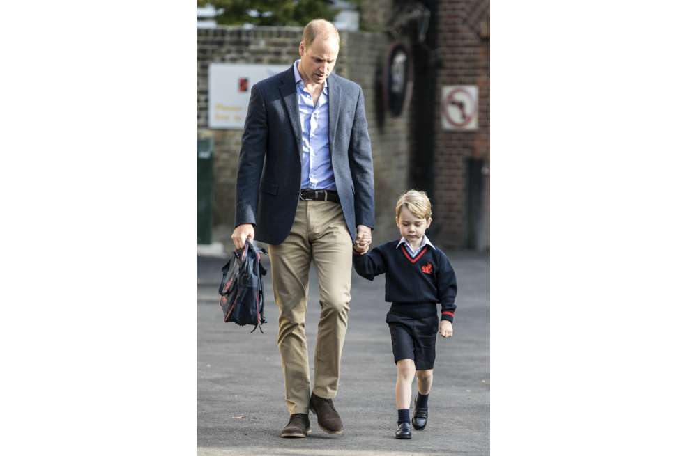 El príncipe Guillermo de Inglaterra junto a su hijo, el príncipe Jorge en su primer día de clases.  / AFP