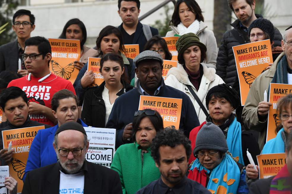 Activistas a favor de los migrantes protestaron en Los Ángeles, California, una de las cerca de 300 ciudades santuario en Estados Unidos. / AFP
