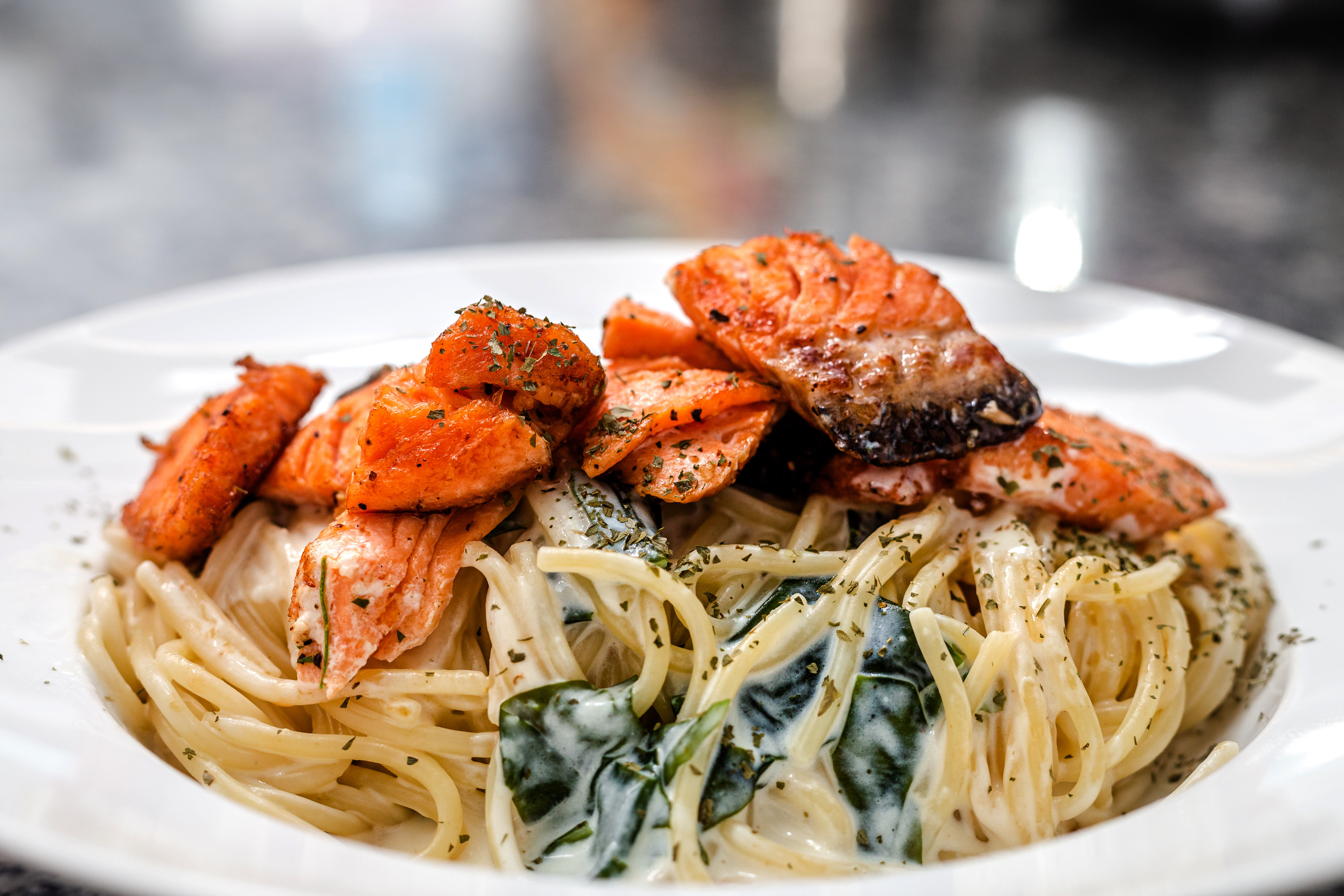Trucha con pasta al ajillo