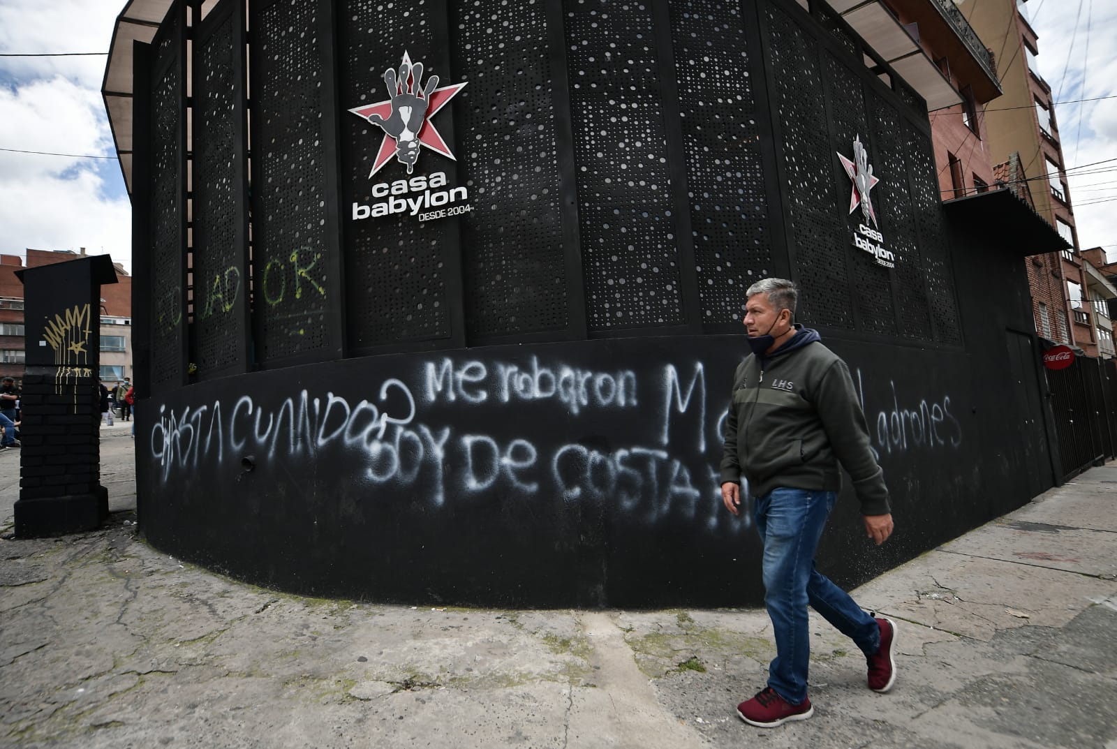 Los manifestantes graffitiaron la sede de Casa Babilón, en Bogotá.