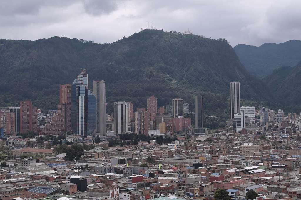 Sobrevuelo por la ciudad de Bogotá durante la cuarentena obligatoria generada por el Covid-19.