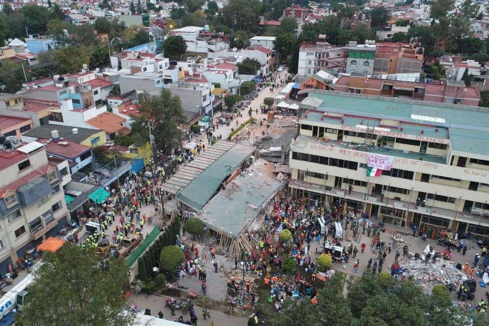 Panorámica de la escuela Enrique Rébsamen, en el sur de México, en donde se concentraron las tareas de rescate. / AFP