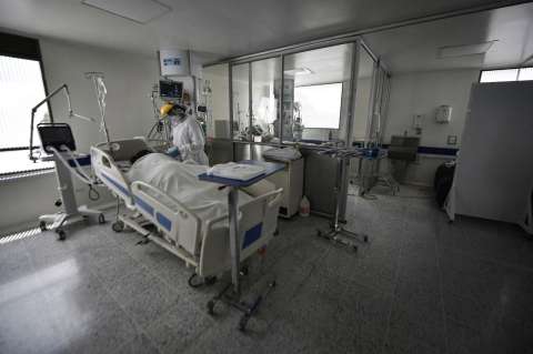 En fotos: el trabajo dentro de una sala UCI del Hospital El Tunal