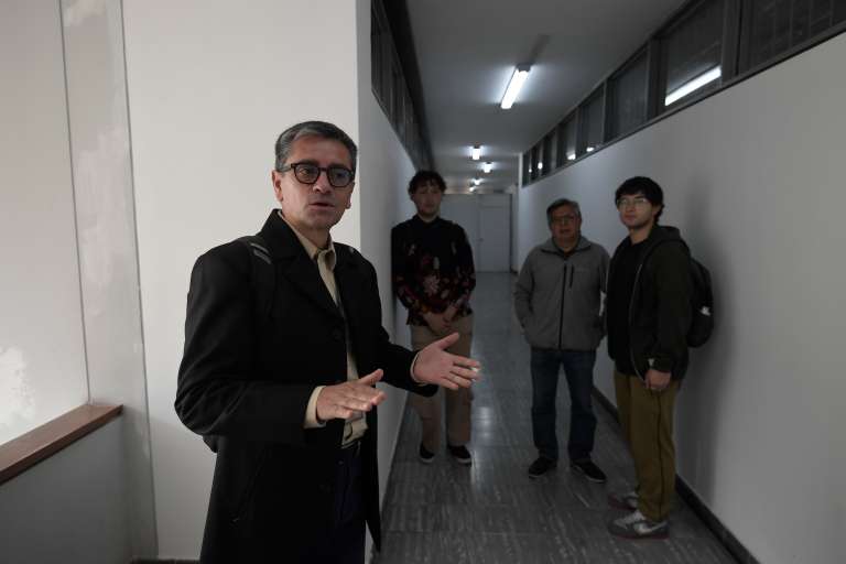 Recorrido por el departamento de Farmacia de la Universidad Nacional, sede Bogotá; se observa deterioro y grietas.