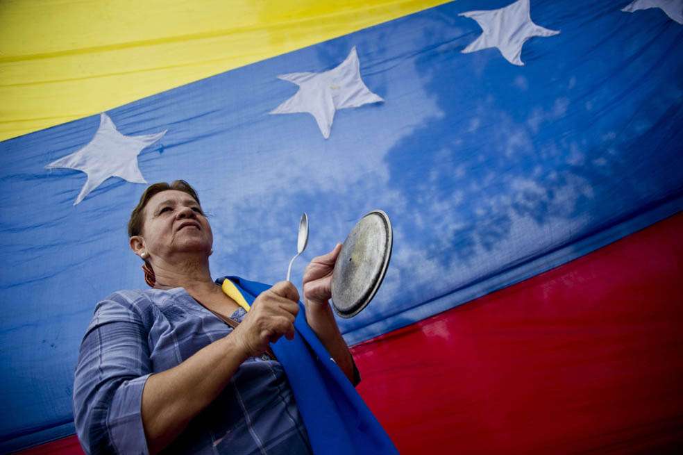 Un ama de casa de Caracas, que apoya a la oposición, sale a protestar a la plaza Altamira. / AFP