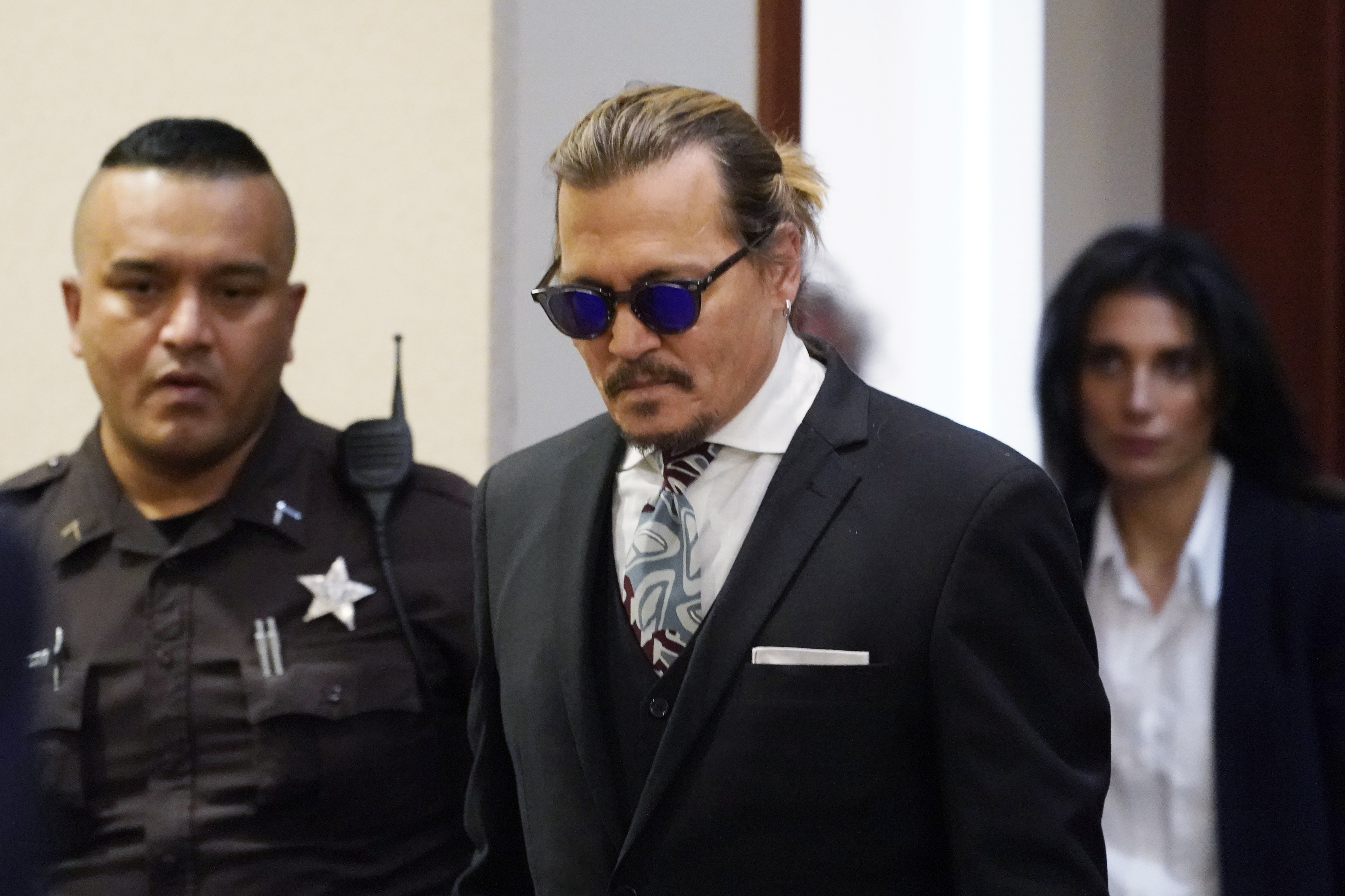 Fairfax (United States), 18/04/2022.- Actor Johnny Depp appears in the courtroom at the Fairfax County Circuit Courthouse in Fairfax, Virginia, USA, 18 April 2022. Johnny Depp's 50 million US dollars defamation lawsuit against Amber Heard that started on 10 April is expected to last five or six weeks. (Estados Unidos) EFE/EPA/Steve Helber / POOL