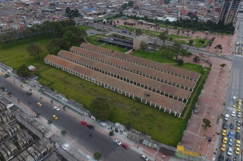 Como se evidencia en la imagen, parte de los techos de estos columbarios manifiestan un significativo deterioro.  / Alcaldía de Bogotá