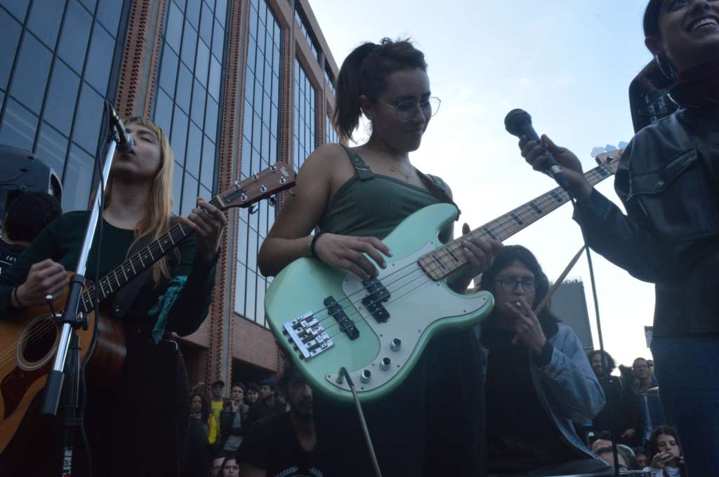 Imagen de uno de los momentos más emotivos de la tarde del pasado domingo en Bogotá, durante el "toquerolazo" de la 85 con 15. / Laura Valeria López