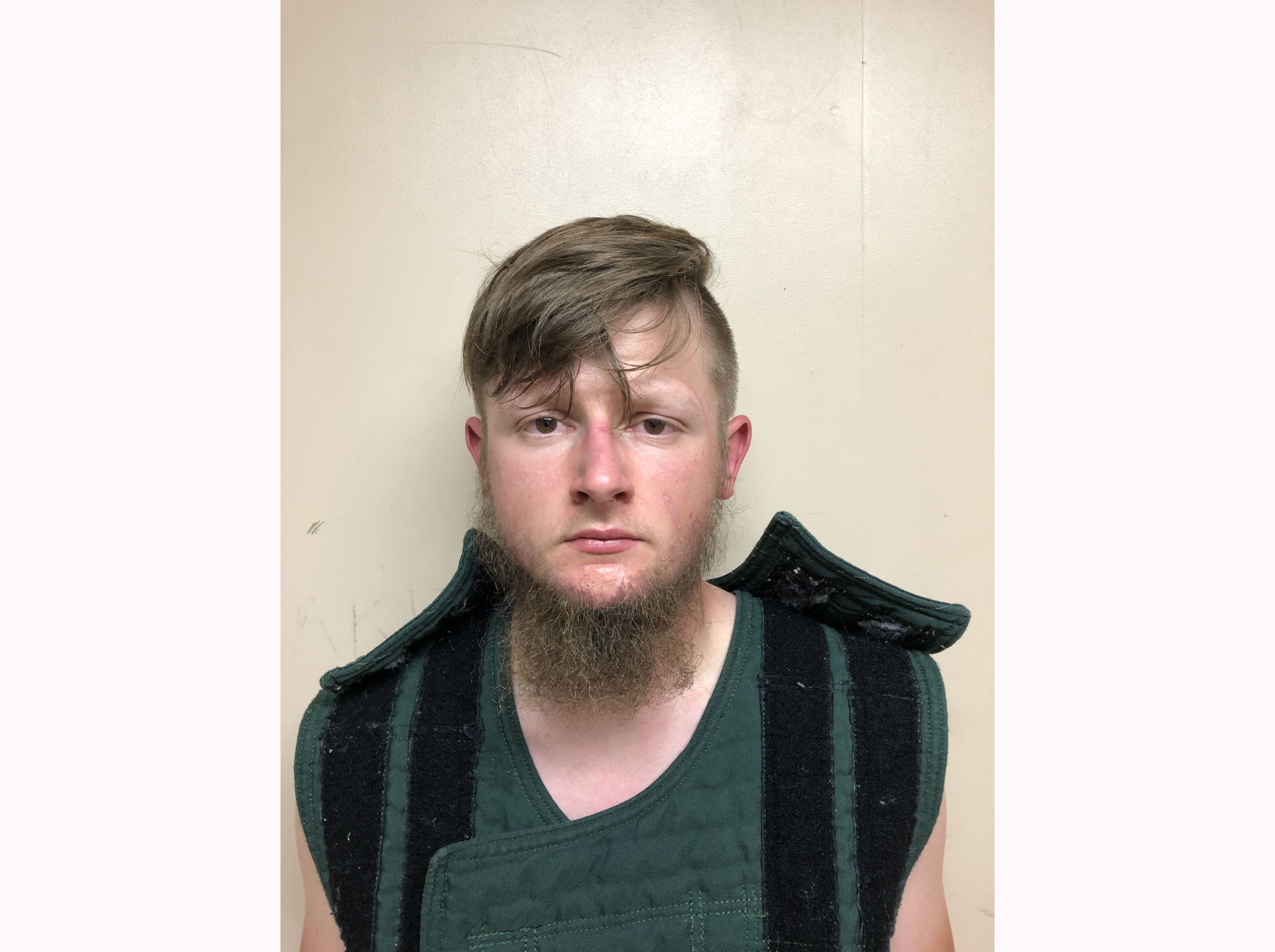 Esta foto de reserva del folleto publicada por la Oficina del Sheriff del Condado de Crisp el 16 de marzo de 2021 muestra al sospechoso de disparos de 21 años, Robert Aaron Long.