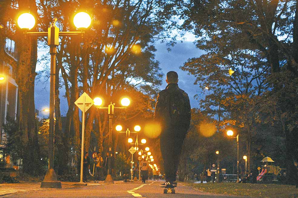 Una de las críticas de los diseñadores de iluminación es que las luces amarillas que predominan en las calles del mundo distorsionan la percepción de los colores. / Fotos: Cristian Garavito - El Espectador