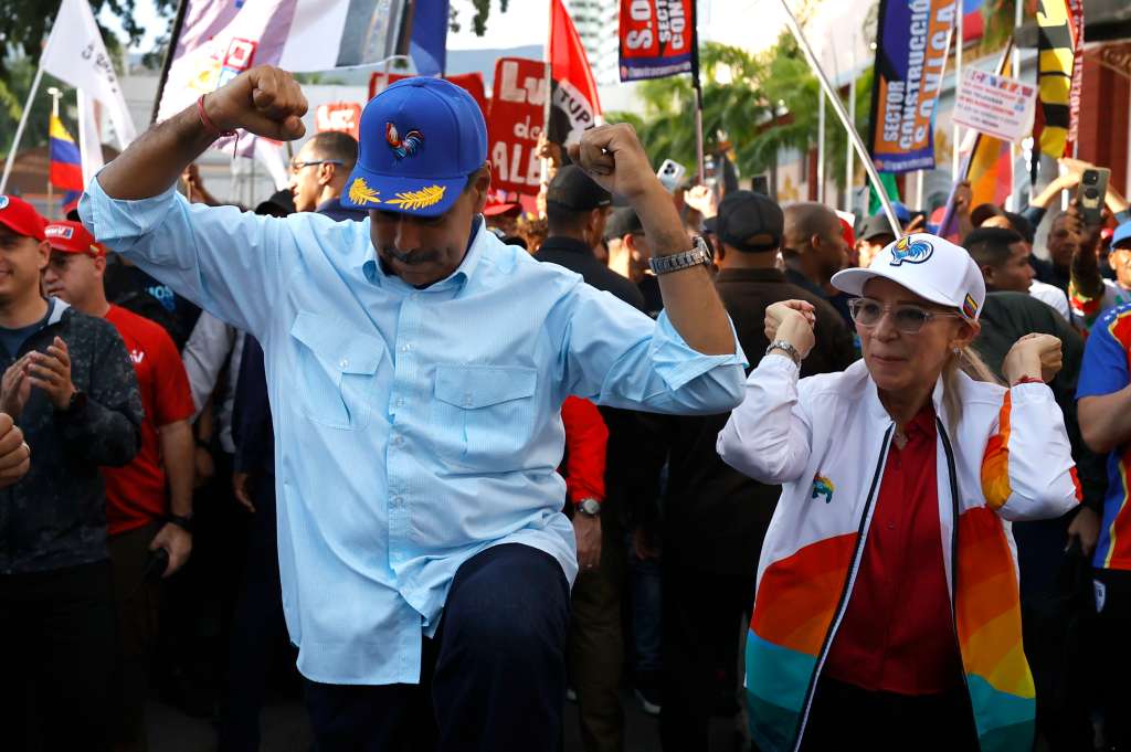 AME1322. CARACAS (VENEZUELA), 17/08/2024.- El presidente de Venezuela, Nicolás Maduro, baila junto a su esposa, Cilia Flores, durante una manifestación a favor del Gobierno de Maduro, este sábado en Caracas (Venezuela). Maduro pidió al Parlamento que apruebe "muy rápido" la ley contra el fascismo, neofascismo y crímenes de odio, que contempla, entre otras cosas, sancionar a quienes promuevan hechos de "violencia" en el país, producto de la "intolerancia". EFE/ Miguel Gutiérrez