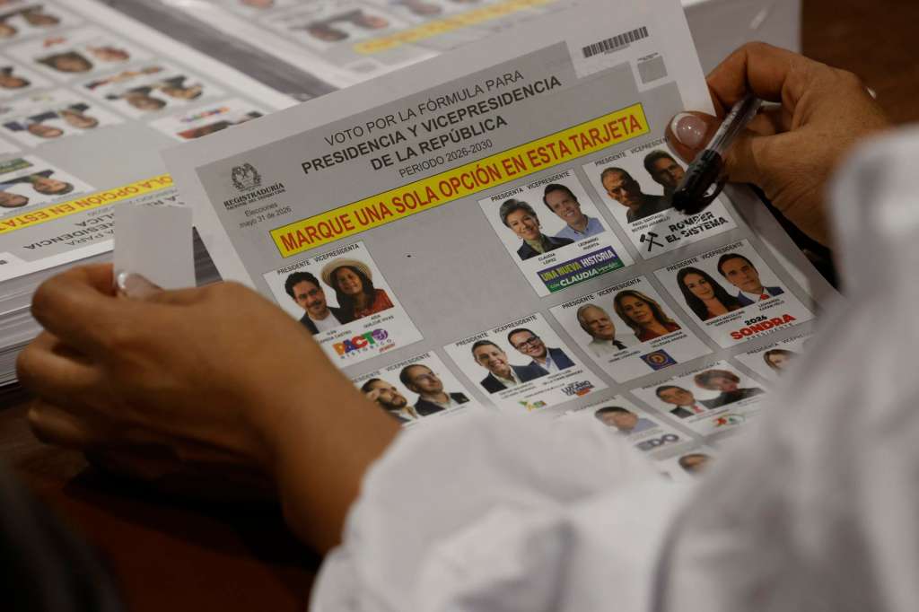 AME7081. BOGOTÁ (COLOMBIA), 31/05/2026.- Una persona observa el tarjetón electoral este domingo en Bogotá (Colombia). Las elecciones presidenciales de Colombia arrancaron con la apertura de los colegios electorales para más de 41 millones de ciudadanos que están habilitados para votar en primera vuelta por el sucesor del actual mandatario, Gustavo Petro. EFE/ Mauricio Dueñas Castañeda