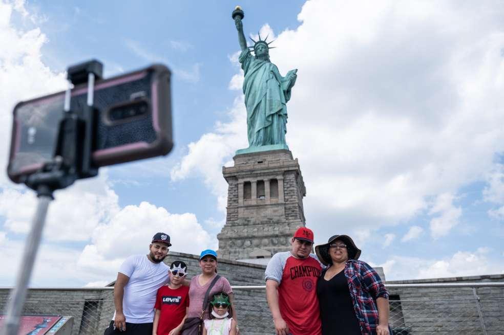 Los pocos turistas que visitan la Isla de la Libertad, se pudieron tomar fotos sin la masiva ola de visitantes que solía recibir en julio la Estatua.