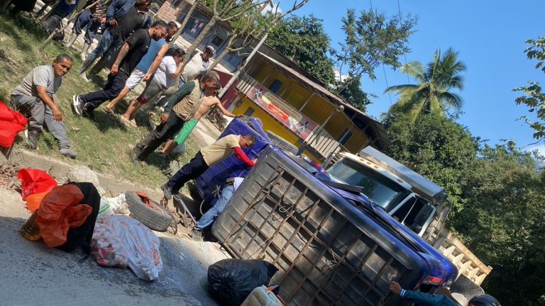 Accidente de tránsito en vía Medellín-Bogotá dejó al menos cuatro heridos