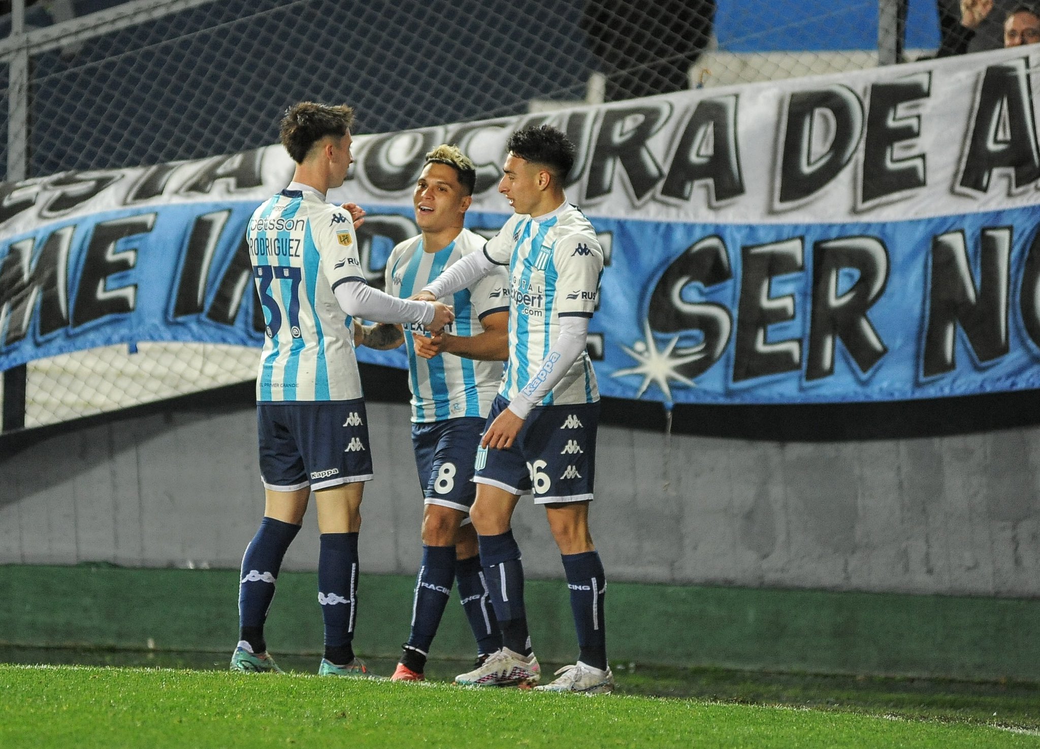 Antes de unirse a la selección de Colombia, Juan Fernando Quintero marcó el gol del triunfo de Racing sobre Estudiantes.