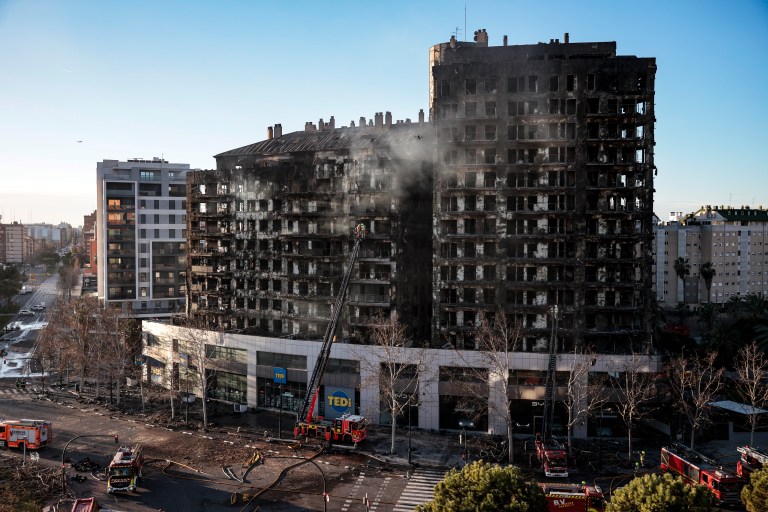 VALENCIA, 23/02/2024.- Vista de los edificios siniestrados enel fulminante incendio de este jueves en Valencia. Las autoridades mantienen la cifra de cuatro víctimas mortales del incendio de un edificio de València, a falta de que los bomberos puedan acceder al interior de la estructura, mientras que las personas no localizadas se sitúan en estos momentos en 14, aunque esta cifra puede ir variando conforme prosigan las investigaciones. EFE/Biel Aliño