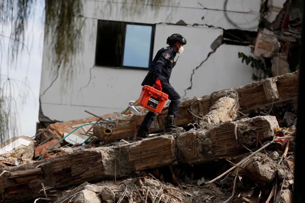 AME8524. CALI (COLOMBIA), 12/08/2026.- Un integrante del cuerpo de Bomberos de Cali trabaja entre escombros este miércoles, en una jornada de búsqueda y rescate en Cali (Colombia). Al menos 239 personas perdieron la vida y 3.755 sufrieron heridas por el terremoto de magnitud 7,4 que sacudió a Colombia el lunes, según datos divulgados este miércoles por la Unidad Nacional para la Gestión del Riesgo de Desastres (UNGRD). EFE/ Ernesto Guzmán Jr