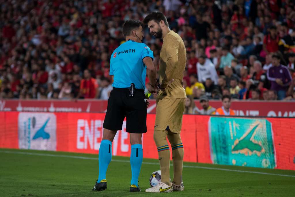 PALMA, 01/10/2022.- El árbitro Jesús Gil y el defensa del Barcelona Gerard Piqué , durante el partido de la jornada 7 de LaLiga que Real Mallorca y FC Barcelona disputan hoy sábado en en Son Moix, en Palma. EFE/Atienza
