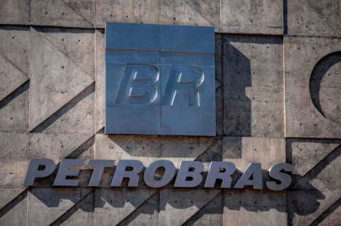 Petrobras detiene derrame de crudo cerca a una costa de Brasil