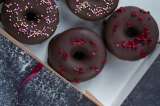 Donas cubiertas de chocolate, arroz paisa y sopa de tomate: sabores para compartir