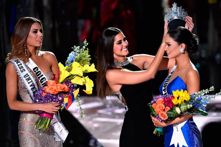 Por error, la colombiana Ariadna Gutiérrez fue coronada como Miss Universo. Paulina Vega tuvo que quitarle la corona y entregársela a Filipinas. / AFP