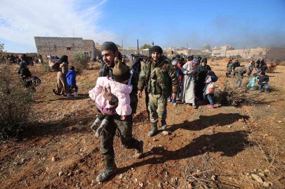 Los sirios siguen huyendo de la lluvia de bombas que cae en Alepo desde hace tres semanas. / AFP