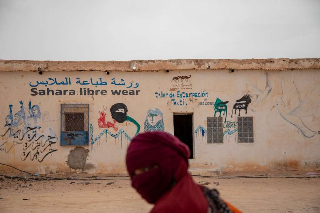 Las melfas que envuelven los cuerpos de las mujeres saharauis son velos de historia. Cada pliegue las protege de la rudeza natural del desierto y es un escudo tejido con la memoria de su pueblo. Campamentos de refugiados saharauis, Tinduf, Argelia.