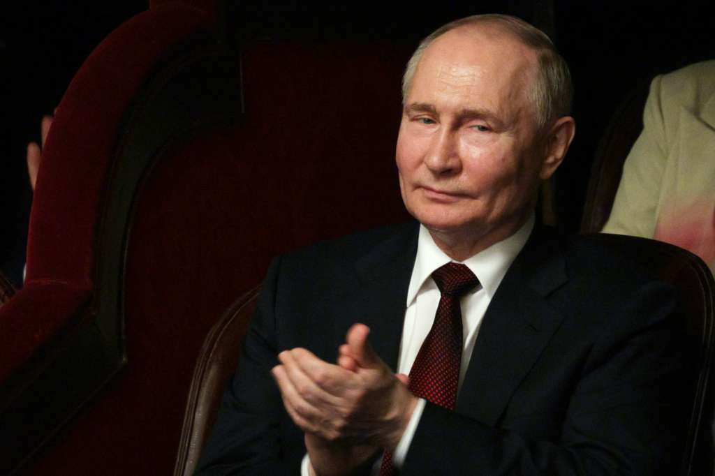 Hanoi (Viet Nam), 19/06/2024.- Russian President Vladimir Putin watches a concert at the Hanoi Opera House in Hanoi, Vietnam, 20 June 2024. Putin is on an official visit to Vietnam following his visit to North Korea. (Rusia) EFE/EPA/GAVRIIL GRIGOROV / SPUTNIK / KREMLIN POOL MANDATORY CREDIT
