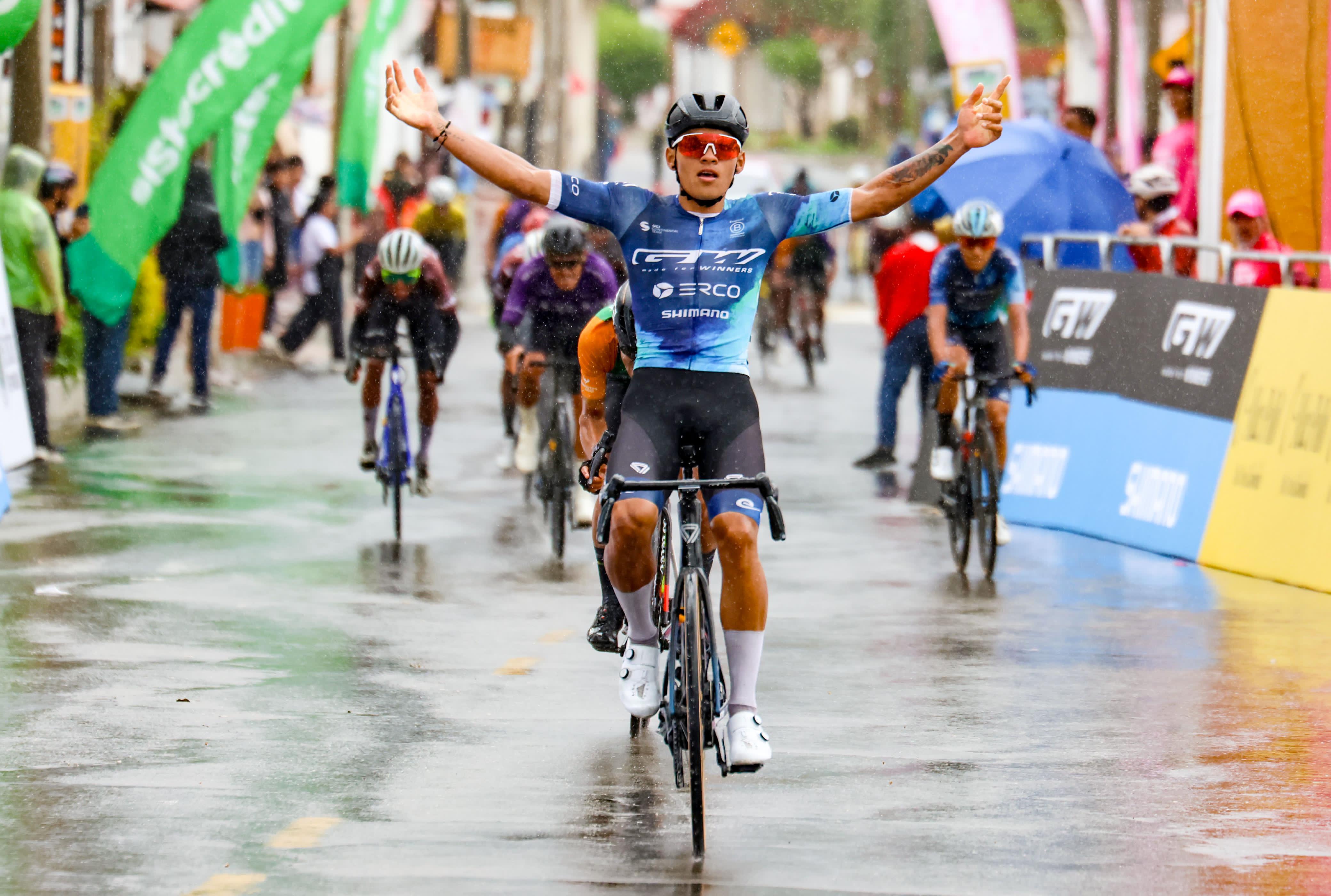 Cristian Vélez, en su paso por la meta de la primera etapa.