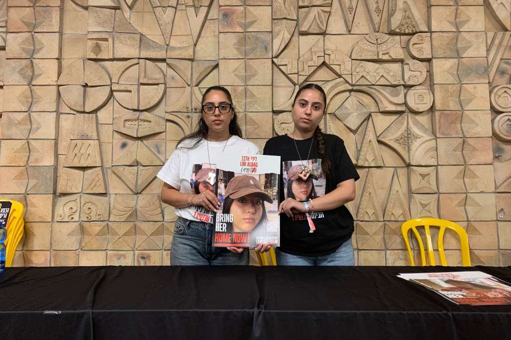 TEL AVIV, 17/07/2024.- Los meses previos al ataque de Hamás del pasado 7 de octubre, un grupo de chicas soldado de entre 18 y 20 años avisaron de que observaban entrenamientos, simulacros de secuestros y ejercicios militares de los milicianos de Hamás y otros grupo dentro de Gaza. Sus advertencias fueron ignoradas: ni las escucharon ni las tomaron en serio. Las hermanas mayores (imagen) de Liri Albag, otra chica soldado secuestrada en Nahal Oz, reconocen a EFE que le ha causado mucha impresión ver los vídeos y las fotografías sobre el asalto a esa base por parte de Hamás, y que en los últimos meses han accedido a sacar a la luz como medida de presión para que el Gobierno de Benjamín Netanyahu firme un acuerdo de tregua. EFE/ Núria Garrido