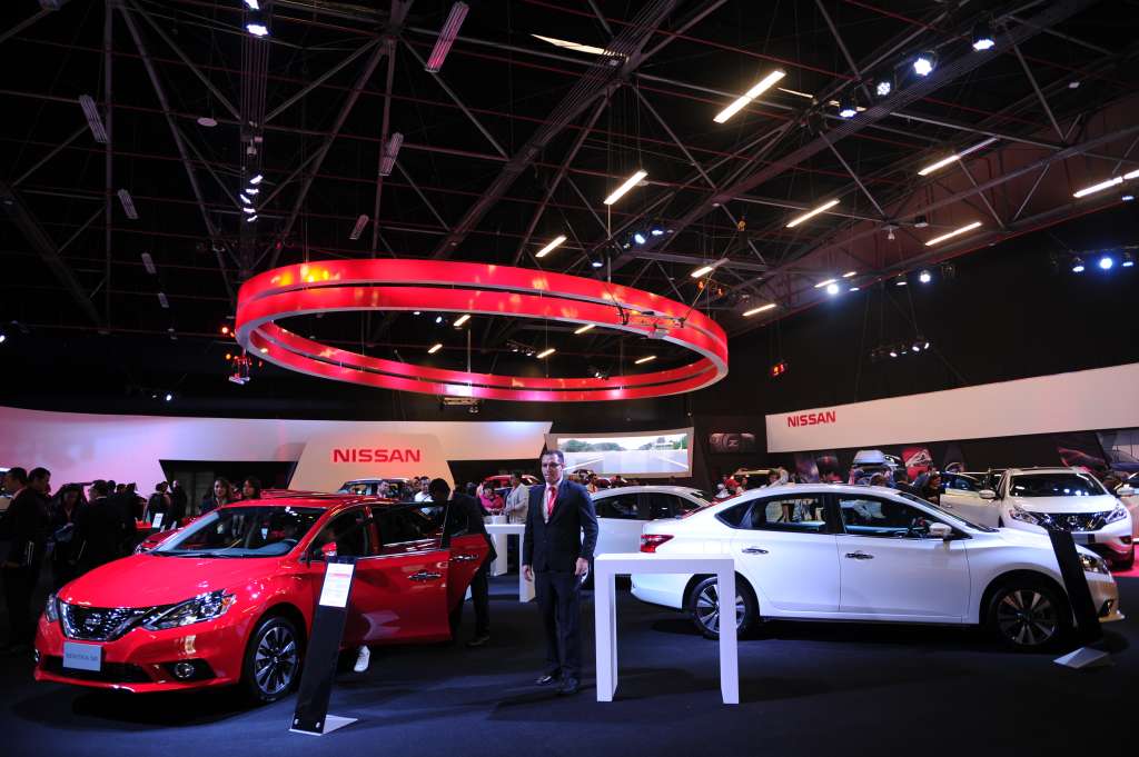 Diferentes modelos de autos Nissan, expuestos en el Salón del Automóvil, en Corferias.