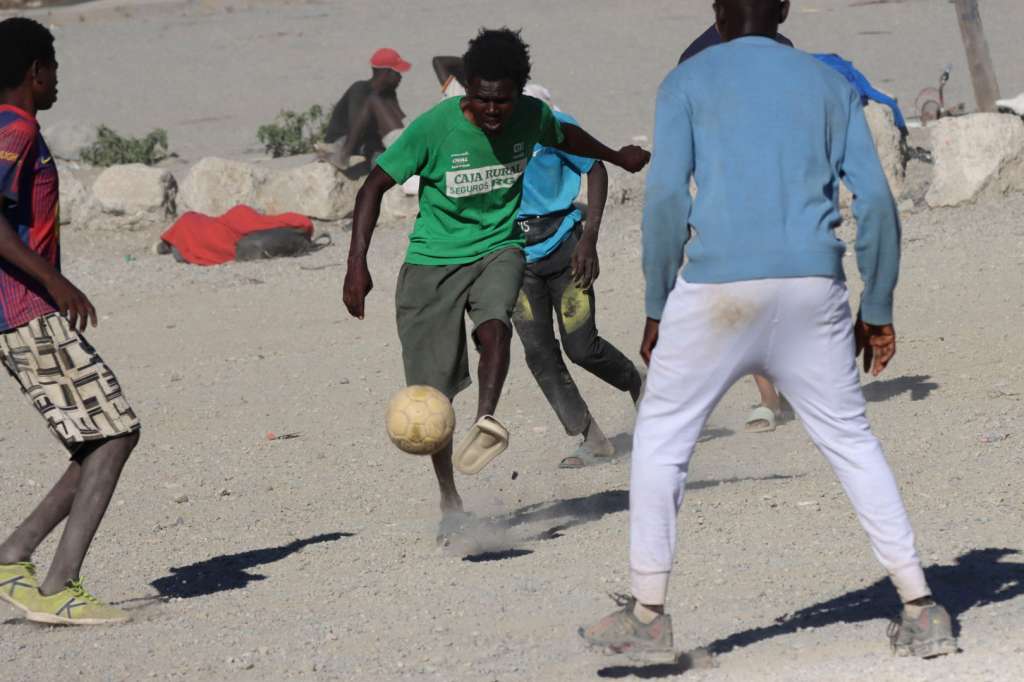 *CORRIGE FECHA* CEUTA, 04/08/2026.- Migrantes en la playa ‘El trampolín ‘ en Ceuta este martes. La frontera del Tarajal que separa Ceuta de Marruecos ha amanecido este martes con tranquilidad ya que no se han registrado nuevos intentos de entrada por el espigón fronterizo, si bien el retorno de personas de forma voluntaria a Marruecos ya se está produciendo con cuentagotas. EFE/Reduán