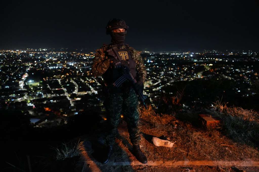 AME6128. CALI (COLOMBIA), 05/08/2026.- Un integrante de la unidad especial Gaula del ejército patrulla este martes, durante operativos de seguridad previo a la posesión del presidente electo de Colombia, Abelardo de la Espriella, el próximo 7 de agosto en Cali (Colombia). EFE/ Ernesto Guzmán