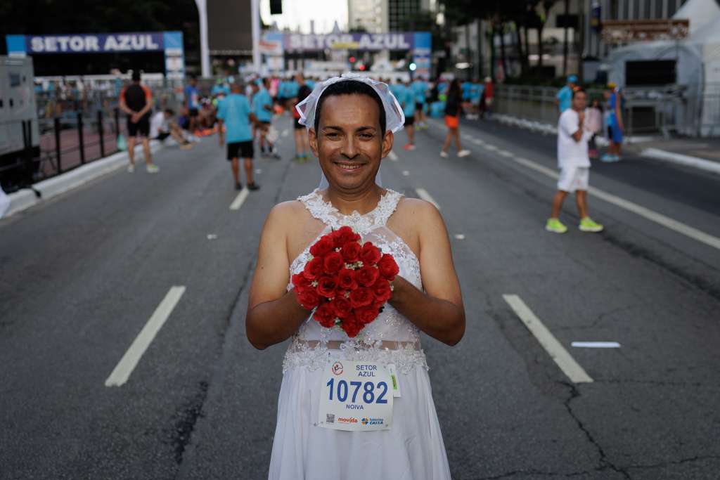 BRA100. SAO PAULO (BRASIL), 31/12/2023.- Un atleta vestido de novia participa en la 98 edición de la Carrera Internacional de San Silvestre hoy, en Sao Paulo (Brasil). La 98 San Silvestre brasileña estableció este año un nuevo récord de participantes con 35.000 inscritos. EFE/ Isaac Fontana