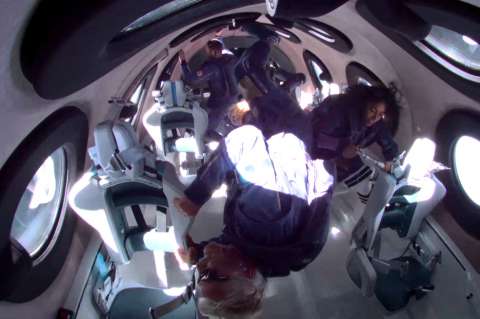 Un vuelo comercial al espacio cada mes, la pretensión de Virgin Galactic