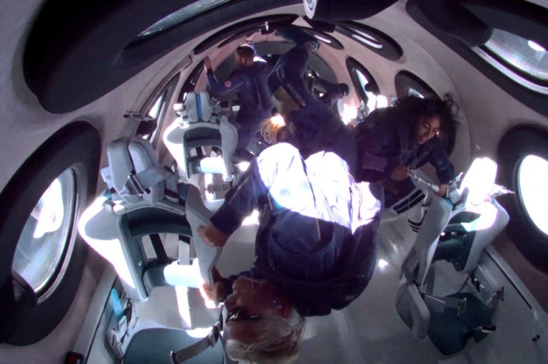 Un vuelo comercial al espacio cada mes, la pretensión de Virgin Galactic