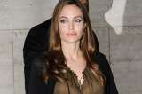 Padre de Angelina Jolie descubrió en internet que su hija se hizo la mastectomía