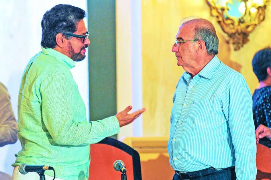 Los jefes de las delegaciones de paz de las Farc, “Iván Márquez” y del Gobierno, Humberto de la Calle. / AFP