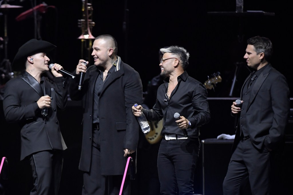 Homenaje en el Movistar Arena al artista Yeison Jiménez, quien el pasado sábado 10 de enero murió en un accidente aéreo, junto con cinco personas de su equipo; El homenaje conto con la participación de Pipe Bueno, Paola Jara, Jessi Uribe, Luis Alfonso, Arelys Henao, John Álex Castaño, entre otros artistas de música popular.