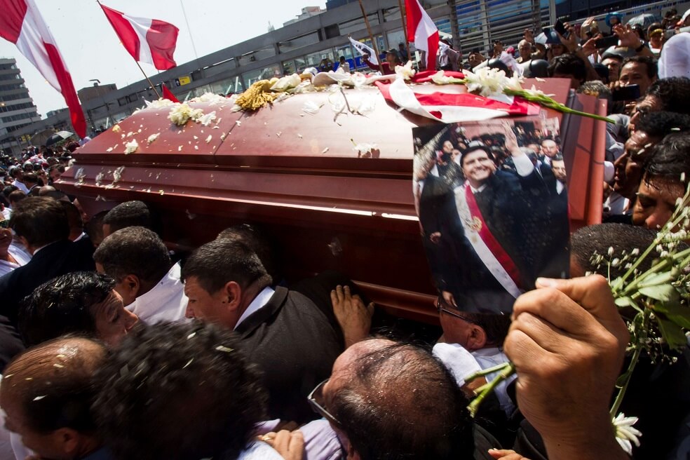 Tras el velorio, el ataúd con el cuerpo del exmandatario inició un paseo fúnebre por calles del centro histórico de Lima, acompañado por una multitud, antes de ser conducido al cementerio donde será cremado en la intimidad familiar. / EFE