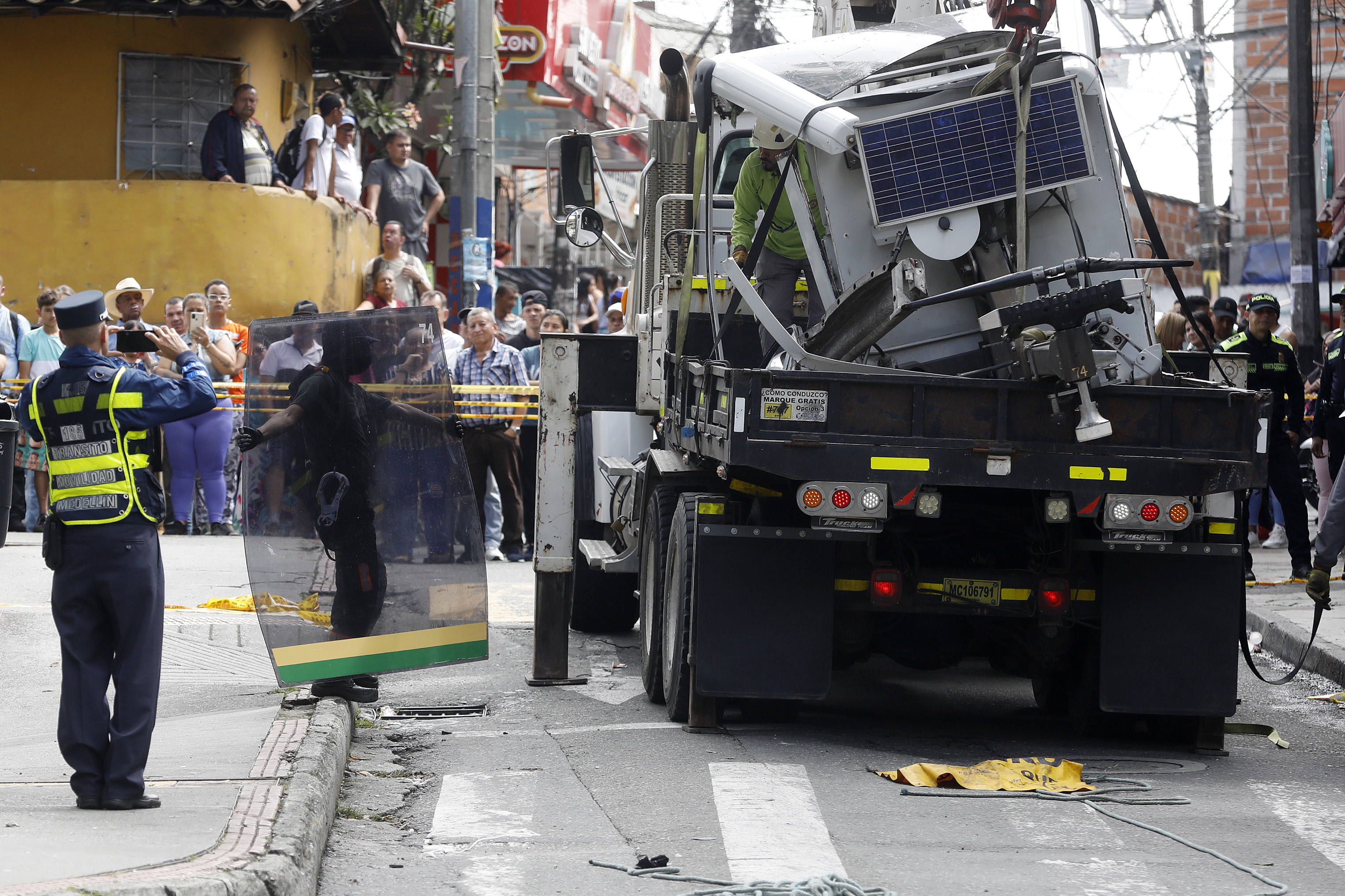 AME6860. MEDELLÍN (COLOMBIA), 26/06/2024.- Trabajadores retiran una cabina del sistema de transporte Metrocable, que cayó este miércoles, en Medellín (Colombia). Una persona muerta y 20 heridas dejó este miércoles la caída en Medellín de una cabina del Metrocable, la red de teleféricos de la ciudad, cuando estaba por ingresar a una de las estaciones del sistema de transporte, en el que quedaron atrapados por algunas horas cerca de 250 usuarios tras detener su operación. EFE/ Luis Eduardo Noriega Arboleda