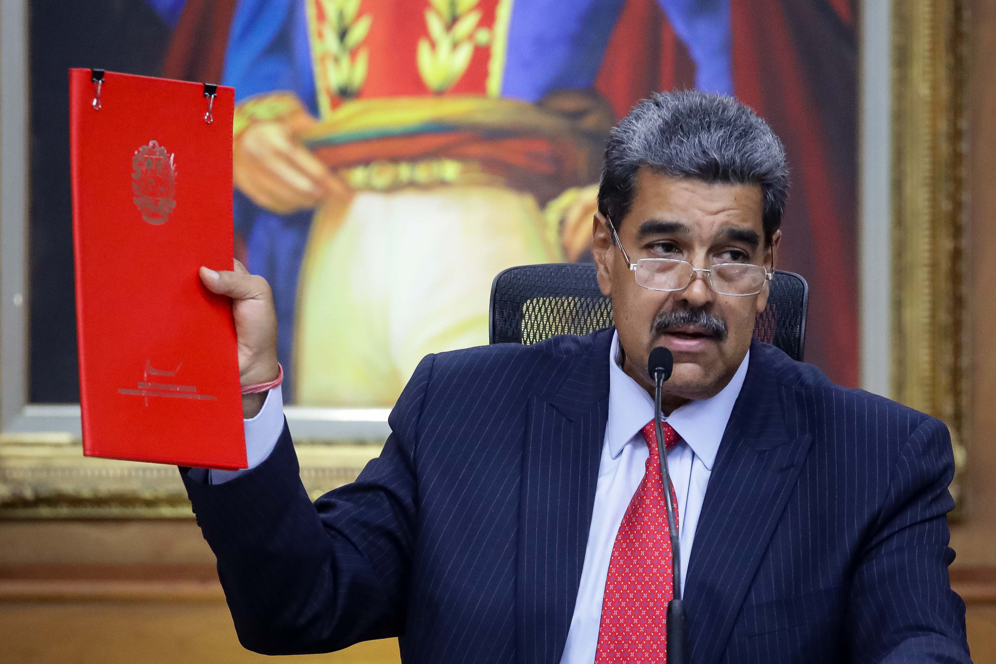 AME6906. CARACAS (VENEZUELA), 31/07/2024.- El presidente de Venezuela, Nicolás Maduro, habla durante una rueda de prensa este miércoles, en el Palacio de Miraflores en Caracas (Venezuela). Maduro dijo que el candidato presidencial de la oposición mayoritaria, Edmundo González Urrutia, y su valedora María Corina Machado tienen que "estar detrás de la reja", por supuestas acciones "criminales" en los últimos días, cuando se registraron múltiples protestas espontáneas en rechazo al resultado oficial de los comicios del domingo.. EFE/ Ronald Peña R.