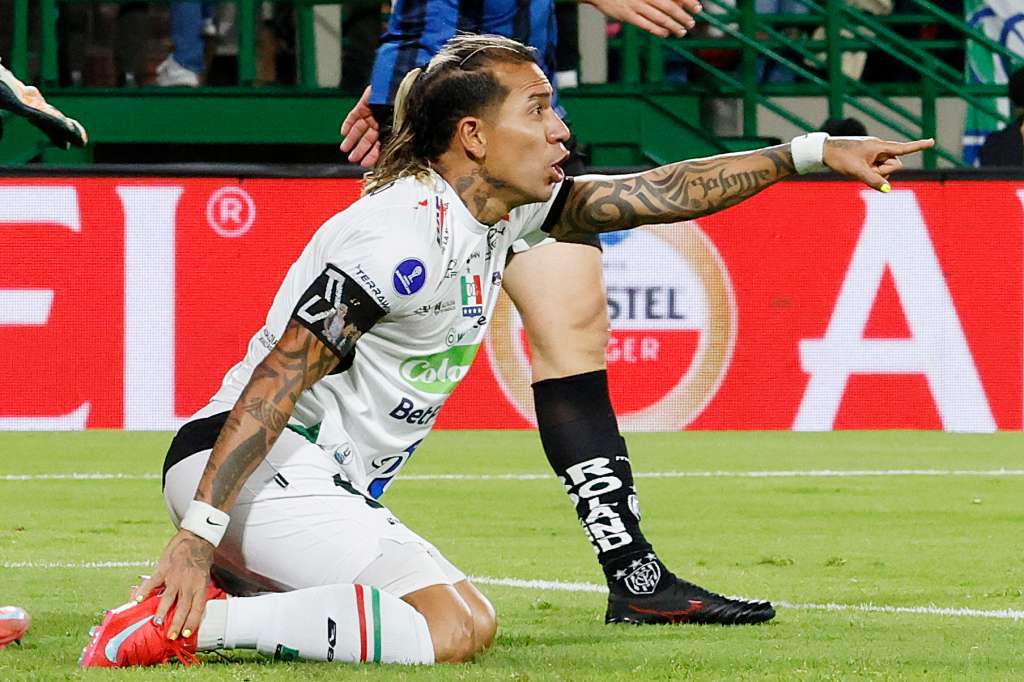 AME2129. MANIZALES (COLOMBIA), 24/09/2025.- Dayro Moreno (d) de Once Caldas reacciona este miércoles, en un partido de cuartos de final de la Copa Sudamericana entre Once Caldas e Independiente del Valle en el estadio Palogrande en Manizales (Colombia). EFE/ Mauricio Dueñas Castañeda
